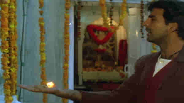 हातात जळता दिवा घेऊन अक्षय कुमारने केलेलं शूटिंग, गाणं ठरलेलं प्रचंड सुपरहिट, आजही वेळ काढून लोक ऐकतात