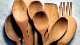 Kitchen Tips : किचनमधील लाकडाच्या चमच्यांना लागतेयबुरशी ? स्वच्छ करण्यासाठी खास टीप्स