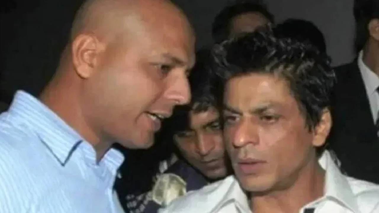 शाहरुख खान हा फिल्म इंडस्ट्रीमधील सगळ्यात मोठा सुपरस्टार आहे. त्याची लोकप्रियता जगभर आहे. सध्या तो लॉरेंस बिश्नोई गँगच्या टार्गेटवर नाही, पण एक काळ होता जेव्हा त्याला अंडरवर्ल्डकडून धमक्या मिळायच्या. शाहरुखने स्वतःचा वैयक्तिक बॉडीगार्ड ठेवलेला असून त्याचं नाव रवी सिंग आहे. रवि हा एखाध्या सावीलप्रमाणे सतत सुपरस्टारसोबत असतो. पण त्याचं वैयक्तिक आयुष्य त्याला लाईमलाईटपासून दूर ठेवायला आवडतं.