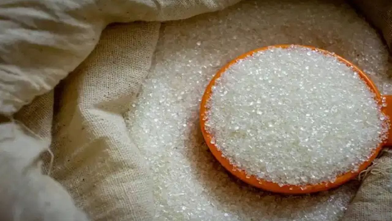 ऊसाच्या उत्पादनात घट झाली आहे. त्याचबरोबर एन निनोमुळे पाऊस यंदा कमी झाला. या पावसामुळे साखेरचा तुटवडा निर्माण झाल्याचे बोलले जात आहे. मुंबईत एक किलो साखर 60 रुपयांना विकली जात आहे.