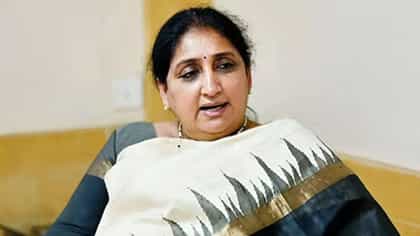 निष्ठावंतांनी दगा दिला, दादानंतरची पहिलीच निवडणूक; सुनेत्रा पवारांनी बाजीच पलटली; वाचा इन्साइड स्टोरी