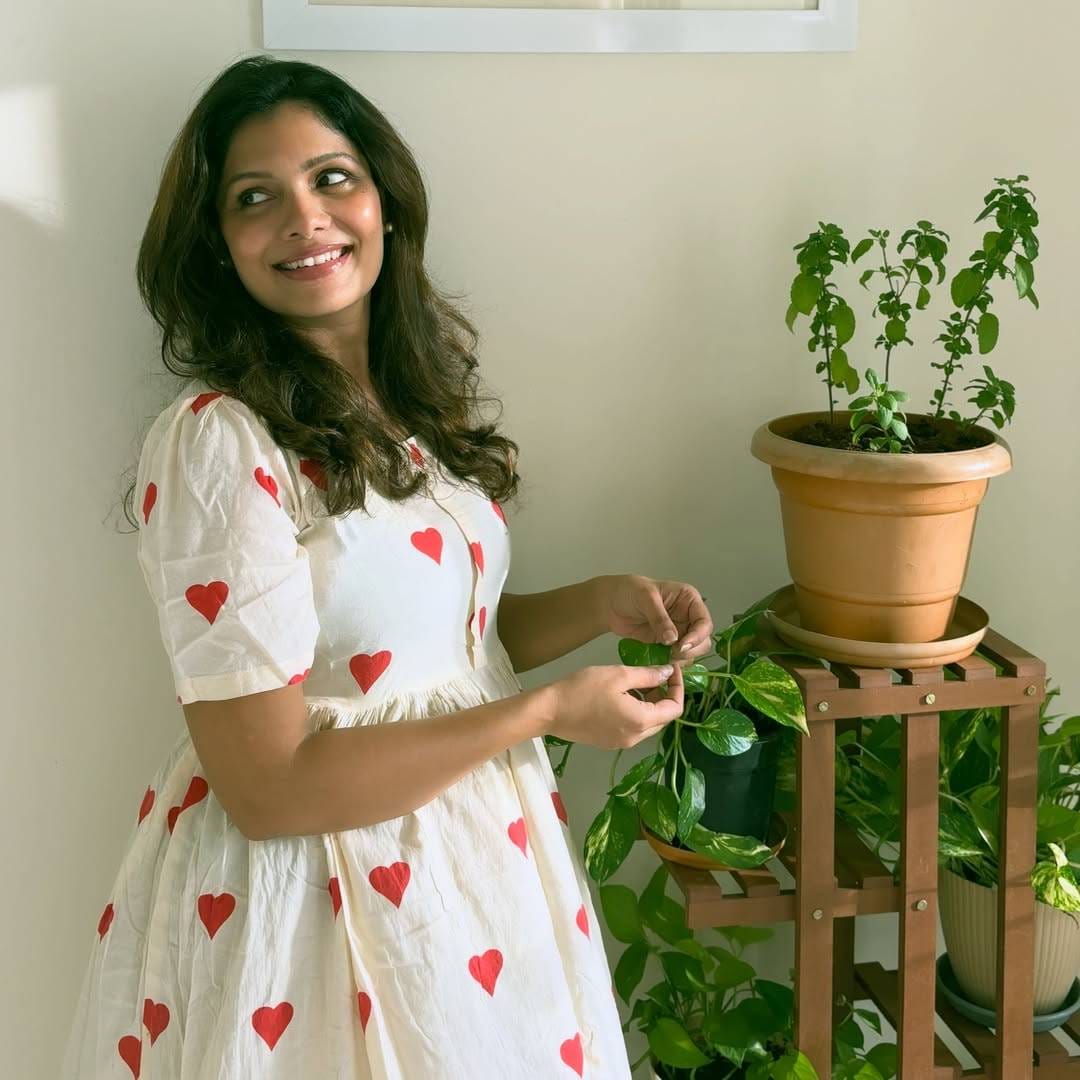 पियुष रानडेचं हे तिसरं लग्न आहे. सुरुची अडारकरसोबत लग्न करण्यापूर्वी पियुषने दोनदा लग्न केलं होतं. 2010 मध्ये त्याने फॅशन स्टायलिस्ट शाल्मली तोळ्येशी लग्नगाठ बांधली होती. मात्र, हे नातं फार काळ टिकू शकलं नाही. लग्नाच्या चार वर्षांनंतर, म्हणजेच 2014 मध्ये दोघांनी घटस्फोट घेतला.