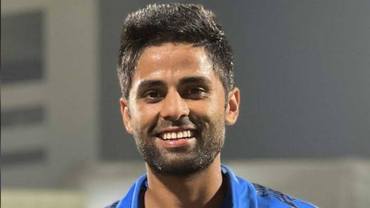 आता सूर्यकुमार यादव रणजी ट्रॉफी स्पर्धेत मुंबईसाठी खेळताना दिसण्याची शक्यता आहे. रिपोर्टनुसार, येत्या 11 ऑक्टोबर रोजी चंडीगढच्या विरोधात मुंबईच्या एलीट ग्रुप डीच्या सामन्यात सूर्यकुमार यादव खेळताना दिसेल. 
