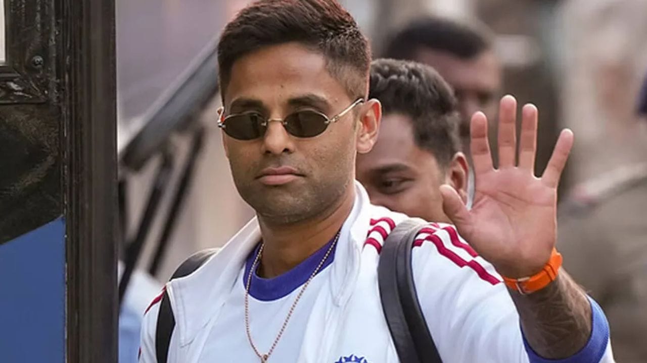 टीम इंडियातून वगळलेल्या सूर्यकुमार यादवने मोठा निर्णय घेतला आहे. क्रिकेटपासून दूर गेलेल्या सूर्यकुमारच्या कमबॅकविषयी मोठी अपडेट समोर आली आहे. 