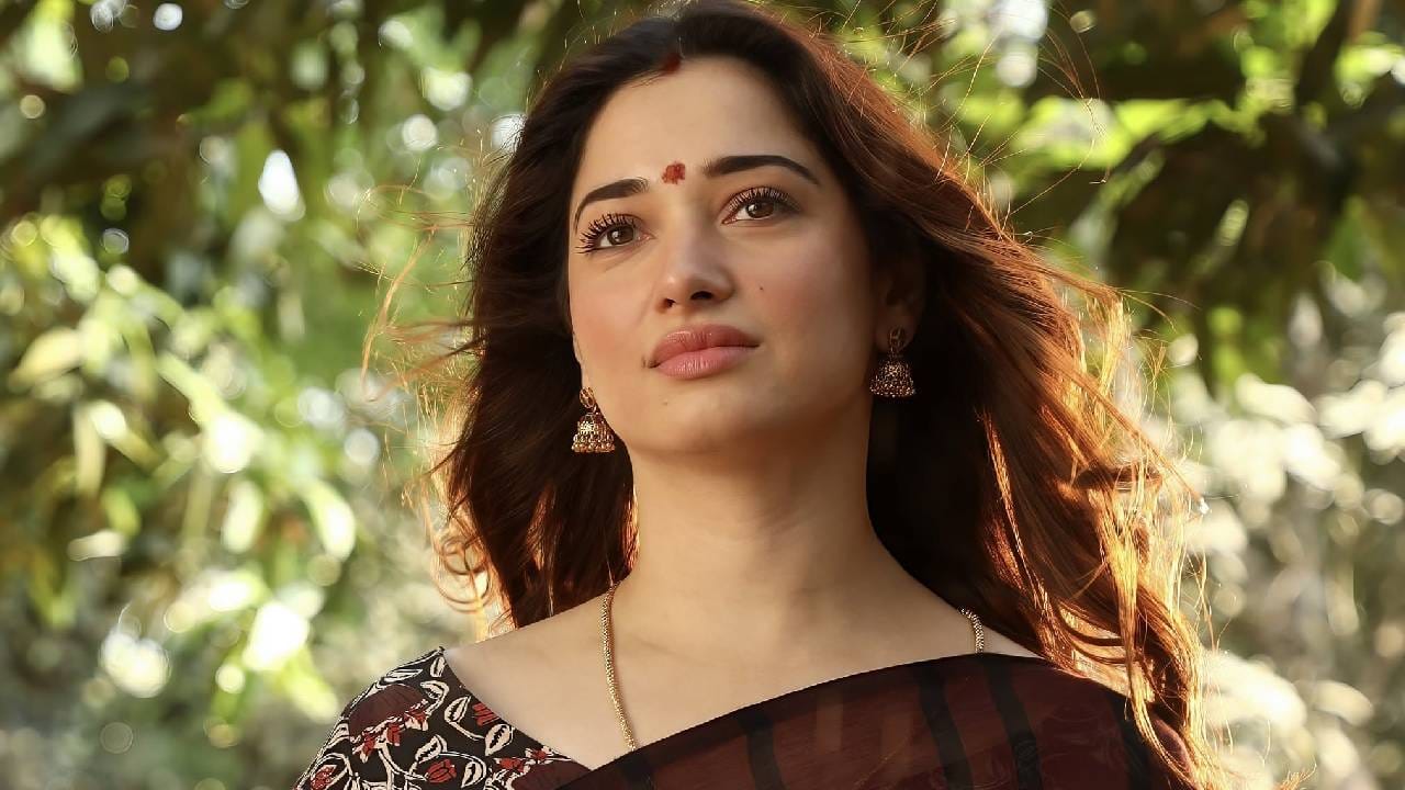 आता बराच काळ उलटल्यानंतर तमन्नाने या संपूर्ण प्रकरणावर आपली भूमिका स्पष्ट केली आहे. ‘अशा गोष्टींना महत्त्व द्यायला लागलो, तर आपण आयुष्यात पुढेच जाऊ शकणार नाही,’ असं म्हणत तिने आपली भूमिका मांडली आहे. एनडीटीव्हीशी झालेल्या खास संवादादरम्यान तमन्नाला तिच्या रंगरूपाबद्दल करण्यात आलेल्या टिप्पणीविषयी प्रश्न विचारण्यात आला. 
