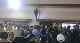 कांदिवली स्थानकात विनातिकीट प्रवाशावरुन हंगामा, प्रवासी महिलेचे कपडे फाडल्याचा आरोप