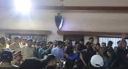 कांदिवली स्थानकात विनातिकीट प्रवाशावरुन हंगामा, महिलेचे कपडे फाडल्याचा.