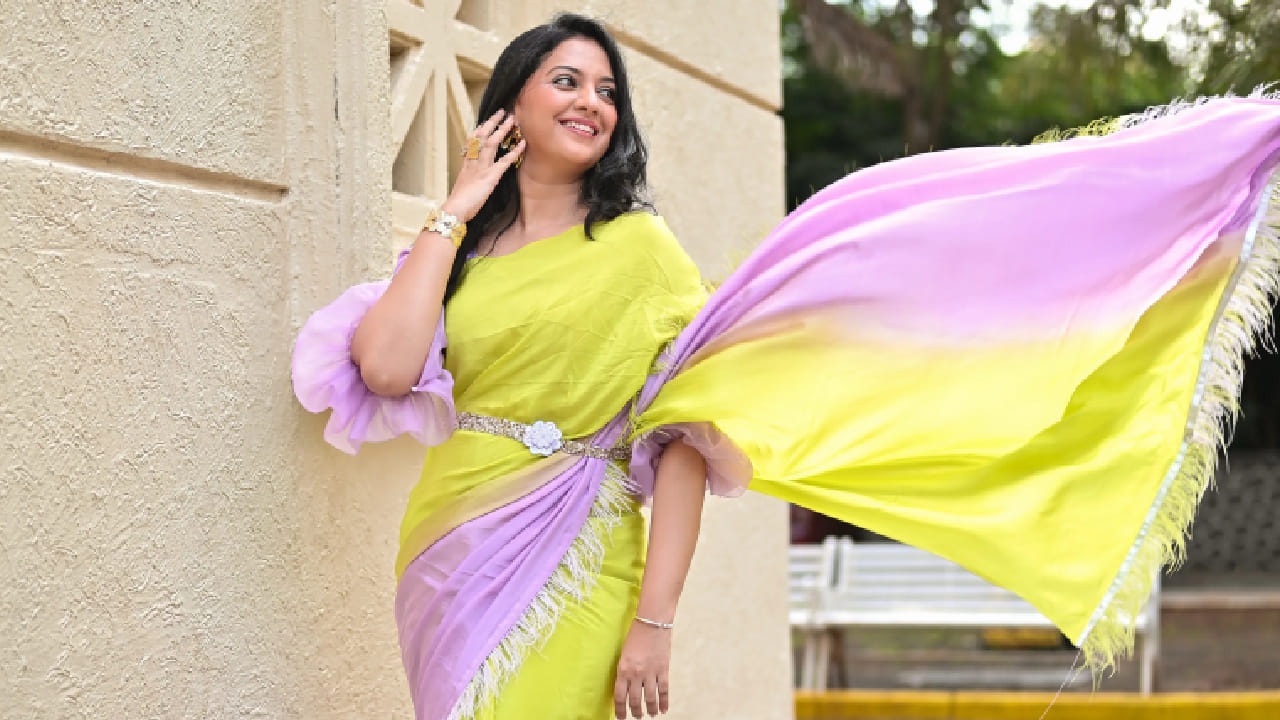 तेजश्रीने या खास प्रसंगासाठी फिकट जांभळ्या आणि हिरव्या रंगाची सुंदर डिझायनर फ्रिल साडी नेसली होती. या साडीतील तिचा लूक आकर्षक आणि एलिगंट दिसत होता.