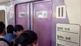Thane News : ठाणे स्टेशनवर रेल्वे कर्मचाऱ्यांचा मुजोरपणा, लोकलच्या डब्याचा दरवाजा थेट आतून केला बंद