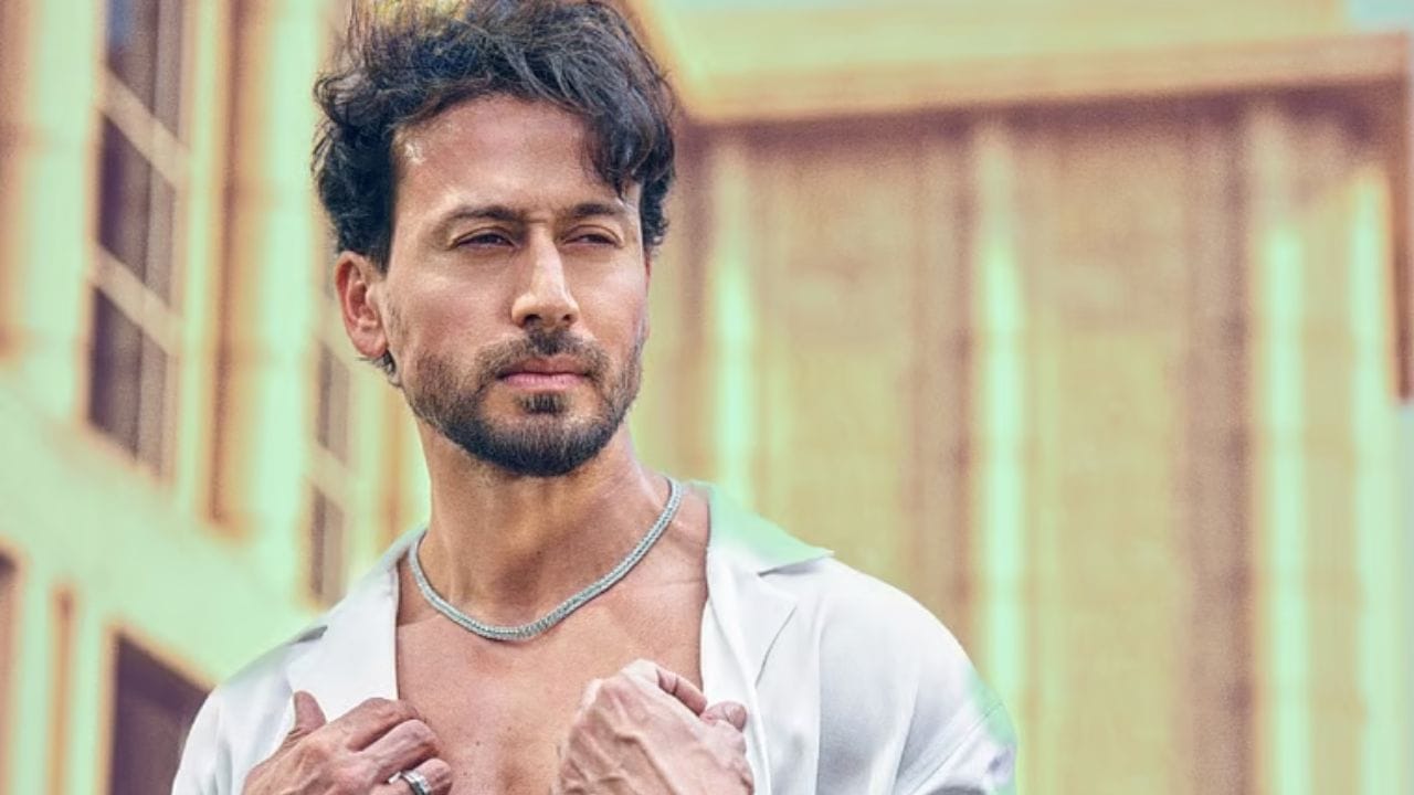 Tiger Shroff : अभिनेता टायगर श्रॉफचा ड्रायव्हर थोडक्यात बचावला, गोळी हाताला... काय घडलं नेमकं? Tiger Shroff : अभिनेता टायगर श्रॉफचा ड्रायव्हर थोडक्यात बचावला, गोळी हाताला... काय घडलं नेमकं?