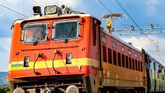 दरम्यान, याच चक्रीवादळाची दाहकता लक्षात घेता दक्षिण-मध्य रेल्वेने मोठा निर्णय घेतला आहे. या मार्गावरील चार महत्त्वाच्या रेल्वे रद्द करण्यात आल्या आहेत. त्यामुळे प्रवाशांनी याची नोंद घ्यावी, असे आवाहन करण्यात आले आहे.