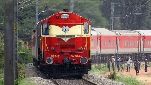 सुरक्षेच्या कारणास्तव नांदेड विभागातील 4 महत्त्वाच्या रेल्वेगाड्या रद्द करण्यात आल्या आहेत. उद्या म्हणजेच 28 ऑक्टोबर रोजी धावणारी काकीनाडा ते साईनगर शिर्डी एक्स्प्रेस रद्द करण्यात आली आहे.