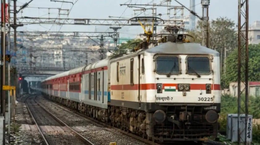 यासह 28 ऑक्टोबर रोजी धावणारी नरसापूर ते नगरसुल एक्स्प्रेस रद्द करण्यात आली आहे. 29 ऑक्टोबर रोजीची परतीच्या प्रवासातील साईनगर शिर्डी ते काकीनाडा एक्स्प्रेस रेल्वेगाडी रद्द करण्याचा निर्णय घेण्यात आलाय.