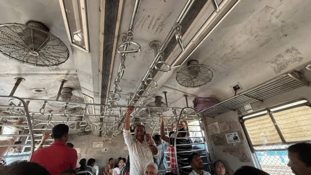 ट्रेनने प्रवास करताना लोक मोठ मोठ्या गाणी वाजवतात, रील्स पाहतात, व्हि़डिओ बघतात यामुळे इतरांना त्रास होतो. यावेळी शेजारी बसलेल्यांनी जर त्या संबंधित व्यक्तीची तक्रार केली तर त्यावर कारवाई होऊ शकते.