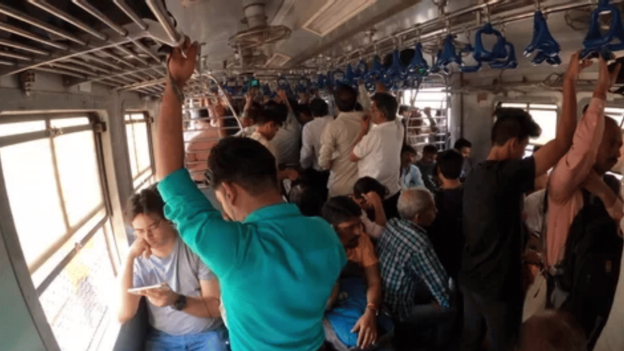 ट्रेनने प्रवास करताना लोक एका नियमाचे सर्रास उल्लंघन करताना दिसतात. आता यामुळे तुमच्यावर थेट ५,००० रुपयांचा दंड भरावा लागू शकतो.