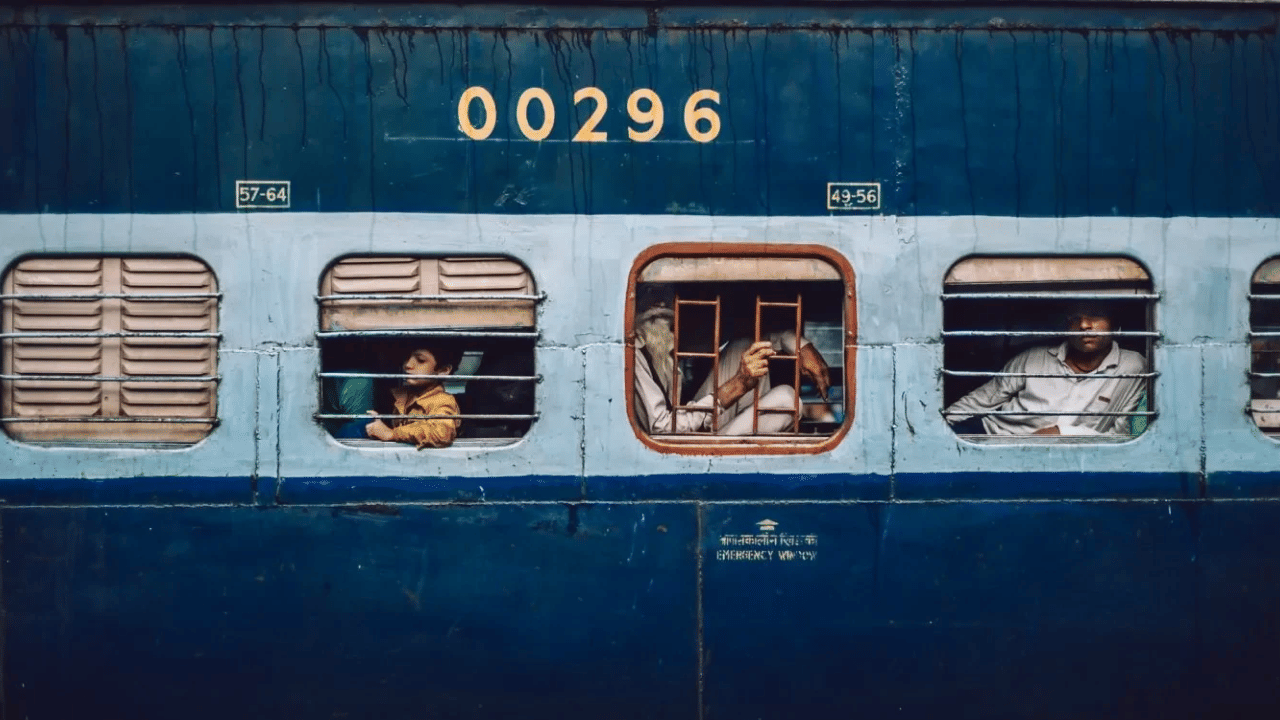 ट्रेनने प्रवास करताना अनेक लोक नियमांचे उल्लंघन करताना पाहायला मिळतात. ट्रेनने प्रवास करताना जे नियम आहेत ते पाळले नाही तर थेट कारावाई होण्याची शक्यता आहे.