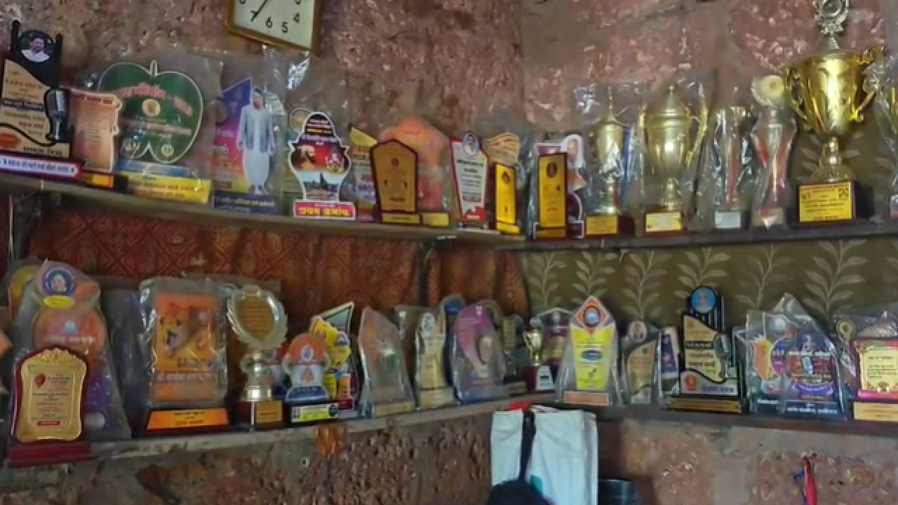 माजगावमधील विवेकानंदचं घर अगदी साधं आहे. मातीचं घर, घरातली साधी राहणी... पण याच घरात नजर जाते ती एका वेगळ्याच गोष्टीकडे—ट्रॉफी, सन्मानचिन्हं आणि वक्तृत्व स्पर्धांमध्ये मिळवलेल्या बक्षिसांची.