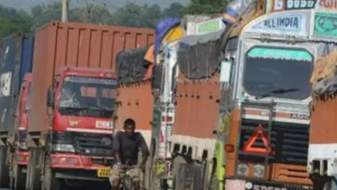 जगासहित देशातही कच्चा मालाचा भाव वाढला आहे. कंपन्यांना लागणारा कच्चा माल हा 74 टक्क्यांपर्यंत महागला आहे. ट्रक भाडे ही 13 टक्क्यांपर्यंत झाली आहे. तर खाद्य तेलाच्या किमतीत 9.4 टक्क्यांपर्यंत वाढ झाली आहे.