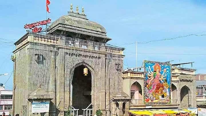 Tuljabhavani Temple : मटका व्यावसायिकाला VIP दर्शन घडवलं; तुळजाभवानी मंदिराच्या धार्मिक व्यवस्थापकावर थेट.... Tuljabhavani Temple : मटका व्यावसायिकाला VIP दर्शन घडवलं; तुळजाभवानी मंदिराच्या धार्मिक व्यवस्थापकावर थेट....