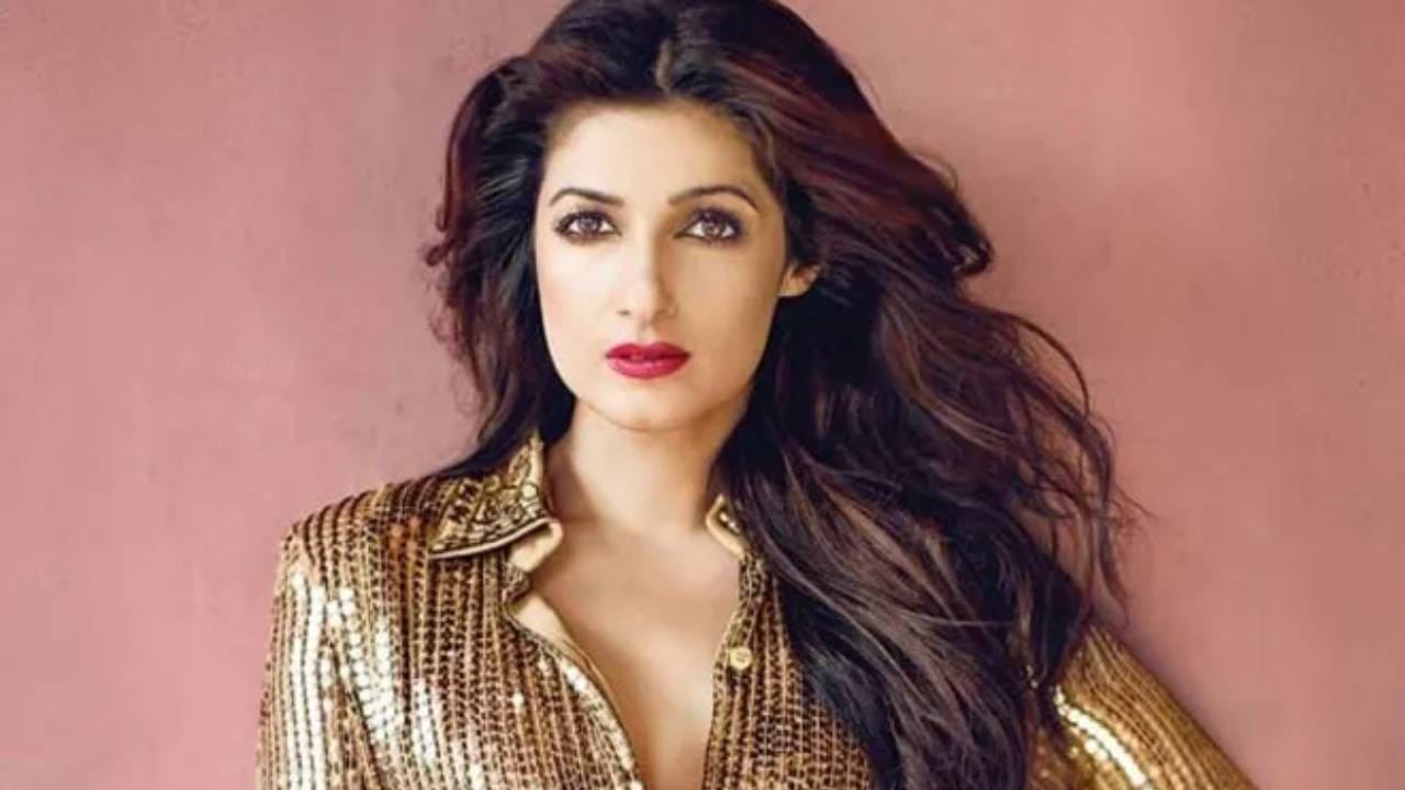 स्वतःला ‘आळशी खरेदीदार’ म्हणवून घेणाऱ्या ट्विंकलने सांगितले की, नवीन कपडे विकत घेण्याऐवजी त्यांनी कपाटात आधीच असलेल्या कपड्यांची जुळवाजुळव करून एक स्टायलिश आणि ताजा लूक तयार केला आहे. एक सेलिब्रिटी असूनही असा निर्णय घेतल्याने अनेकांचे लक्ष वेधले गेले आहे.