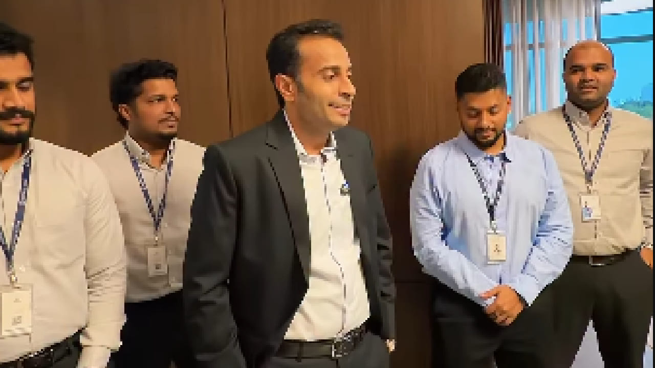 अचानक बॉसने बोलावली तातडीची मिटिंग, कर्मचारी ऑफिसमध्ये येताच घडलं असं काही, Video पाहून सर्वच थक्क अचानक बॉसने बोलावली तातडीची मिटिंग, कर्मचारी ऑफिसमध्ये येताच घडलं असं काही, Video पाहून सर्वच थक्क