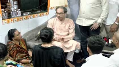 उद्धव ठाकरेंकडून पूर्णेकरांच्या कुटुंबीयांची भेट, काय आश्वासन दिलं?.