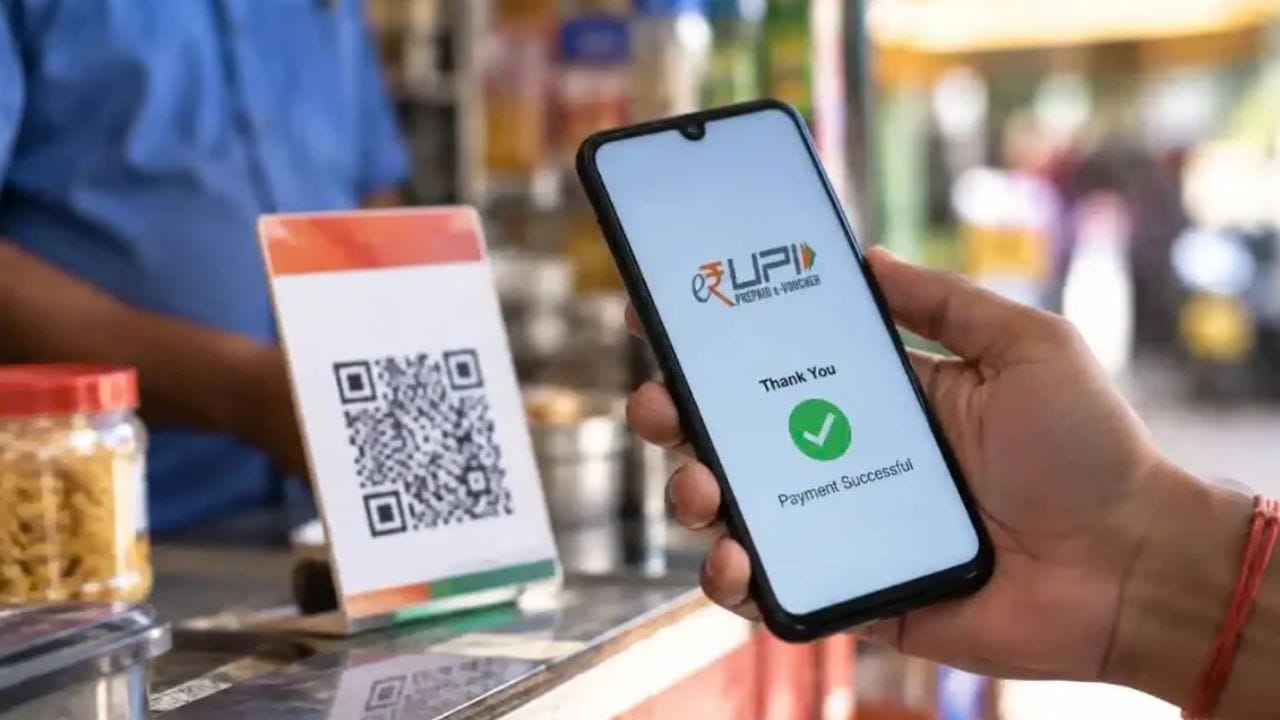 आयकर कायद्यानुसार,  यूपीआयच्या माध्यमातून व्यवहारासाठी कोणतीही वार्षिक मर्यादा निश्चित केलेली नाही. तरीही खातेदारांना व्यवहाराची माहिती द्यावी लागते.