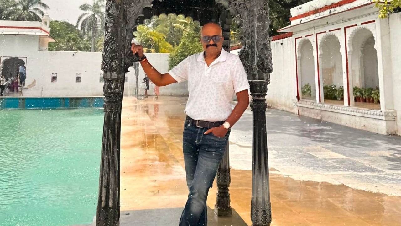आजच्या काळात फिटनेसच्या नावाखाली अनेक खाद्यपदार्थ आणि डाएट पद्धतींची जाहिरात केली जाते. याच पार्श्वभूमीवर वैभव मांगले यांनी अशा मार्केटिंगवर टीका करत आपल्या पोस्टमधून अनुभवाधारित मत मांडलं आहे.