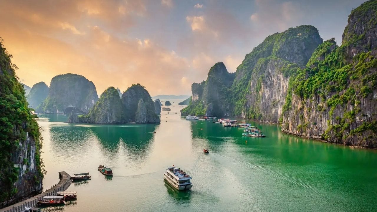 व्हिएतनाम येथील नैसर्गिक सौदर्य, कमी खर्चातील रहाणीमान, बजेट फ्रेंडली ट्रॅव्हलिंग भारतीयांमध्ये प्रचंड लोकप्रिय बनत चालले आहे.
