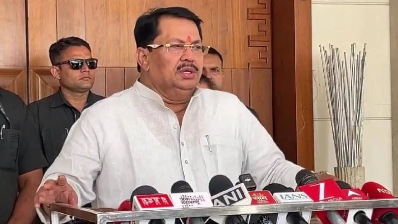 हा ना* भिमनवार गुणांची चोरी करतो, अन् ज्ञानेश कुमार तर...विजय वडेट्टीवार संतापले, भर सभेत हल्लबोल! हा ना* भिमनवार गुणांची चोरी करतो, अन् ज्ञानेश कुमार तर...विजय वडेट्टीवार संतापले, भर सभेत हल्लबोल!