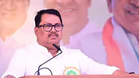 Vijay Wadettiwar : 5 हजार रुपये म्हणजे शेतकऱ्यांच्या जखमेवर मीठ; विजय वडेट्टीवारांचा सरकारवर हल्लाबोल, थेट....