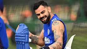 Virat Kohli: एकच हृदय किती वेळा जिंकणार विराट भाऊ, मुंबईच्या बॉलरला असं गिफ्ट दिलं की सर्वजण पाहत राहिले, Video Viral