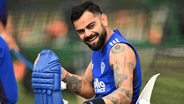Virat Kohli: एकच हृदय किती वेळा जिंकणार विराट भाऊ, मुंबईच्या बॉलरला असं गिफ्ट दिलं की सर्वजण पाहत राहिले, Video Viral