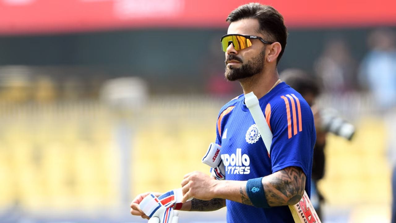 बंगलुरुच्या एका ट्रेडिंग आणि इन्वेस्टिंग कंपनी स्टॉकग्रोच्यानुसार, विराट कोहली इंस्टाग्रामवर एका प्रमोशनल पोस्टसाठी सुमारे 8.9 कोटी रुपय घेतो. तसेच एक्सच्या एका पोस्टसाठी त्याची कमाई सुमारे 2.5 कोटी रुपये सांगितली जाते. हे आकडे अंदाजे आहेत.