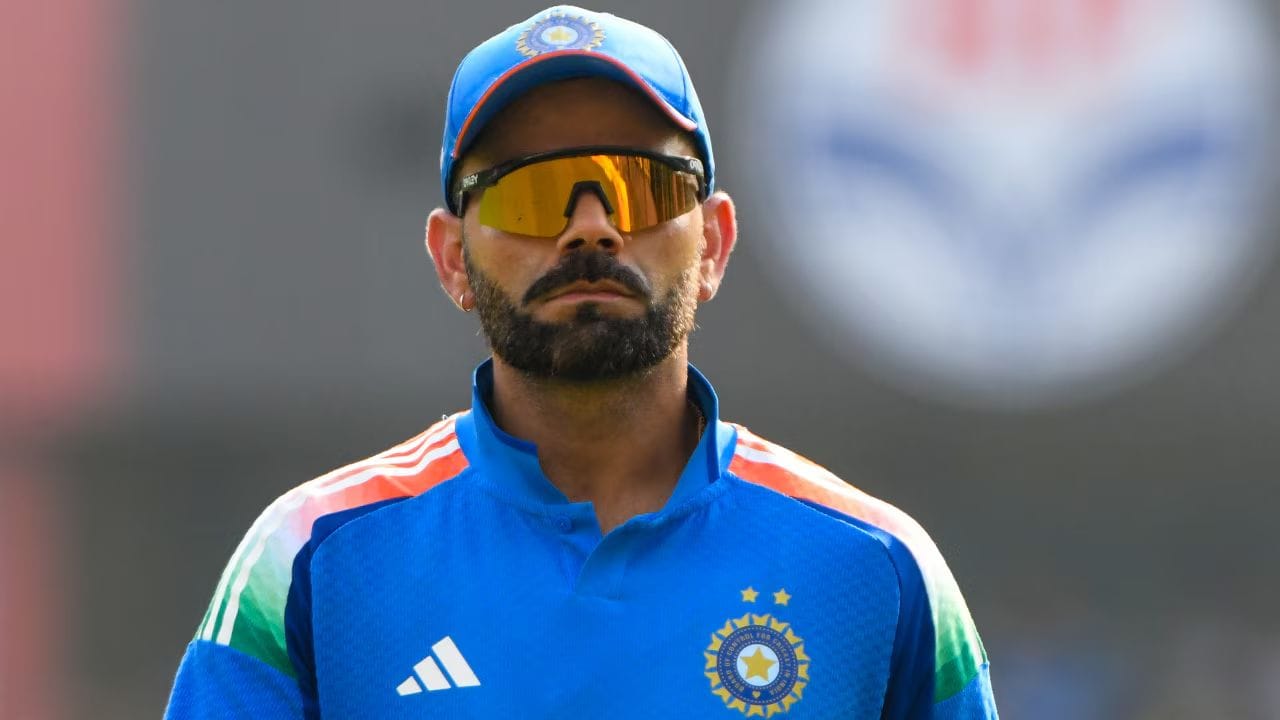 विराट कोहलीला भारतीय क्रिकेट कंट्रोल बोर्ड (बीसीसीआय)कडून 3 कोटी रुपये मिळतात. वनडे मॅचची फी सुमारे 6 लाख रुपये आहे. टेस्ट आणि टी- 20 इंटरनॅशनलमधून संन्यास घेतल्यानंतर आंतरराष्ट्रीय कमाई मुख्य रूपाने वनडे क्रिकेटमधून होते.