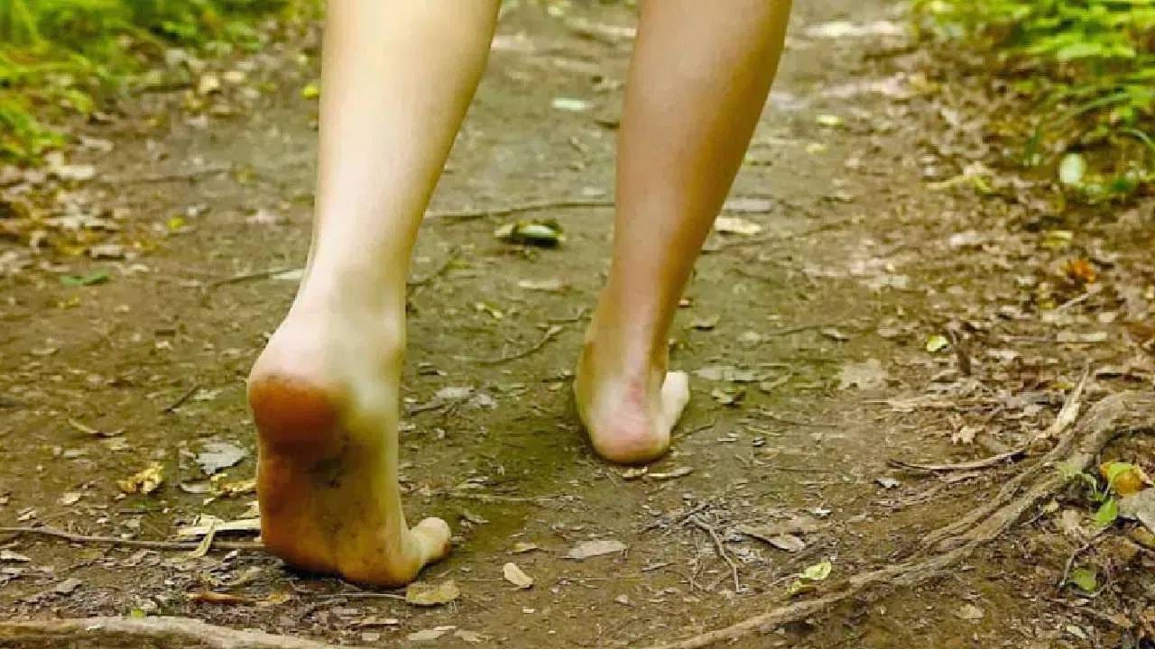 चालणे हा शरीरासाठी एक चांगला व्यायाम आहे. नियमित चालल्याने रक्ताभिसरण सुधारण्यास, शारीरिक तंदुरुस्ती टिकवण्यास आणि हृदयाचे आरोग्य चांगले राखण्यास मदत होते. गवतावर अनवाणी चालताना पायांच्या स्नायूंना आणि घोट्यांना वेगवेगळ्या प्रकारे हालचाल करावी लागते. त्यामुळे पायांच्या स्नायूंचा वापर वाढू शकतो. मात्र, केवळ गवतावर अनवाणी चालल्याने रक्तदाब नियंत्रित होतो किंवा हृदयाचे कार्य सुधारते, असे ठामपणे सांगण्यासाठी पुरेसे वैज्ञानिक पुरावे उपलब्ध नाहीत.