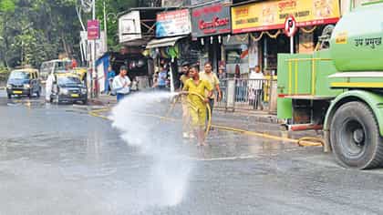 राज्यात भयंकर दुष्काळ, अन् मुंबई पालिकेचा रस्ते धुण्यासाठी ८ कोटी खर्च.