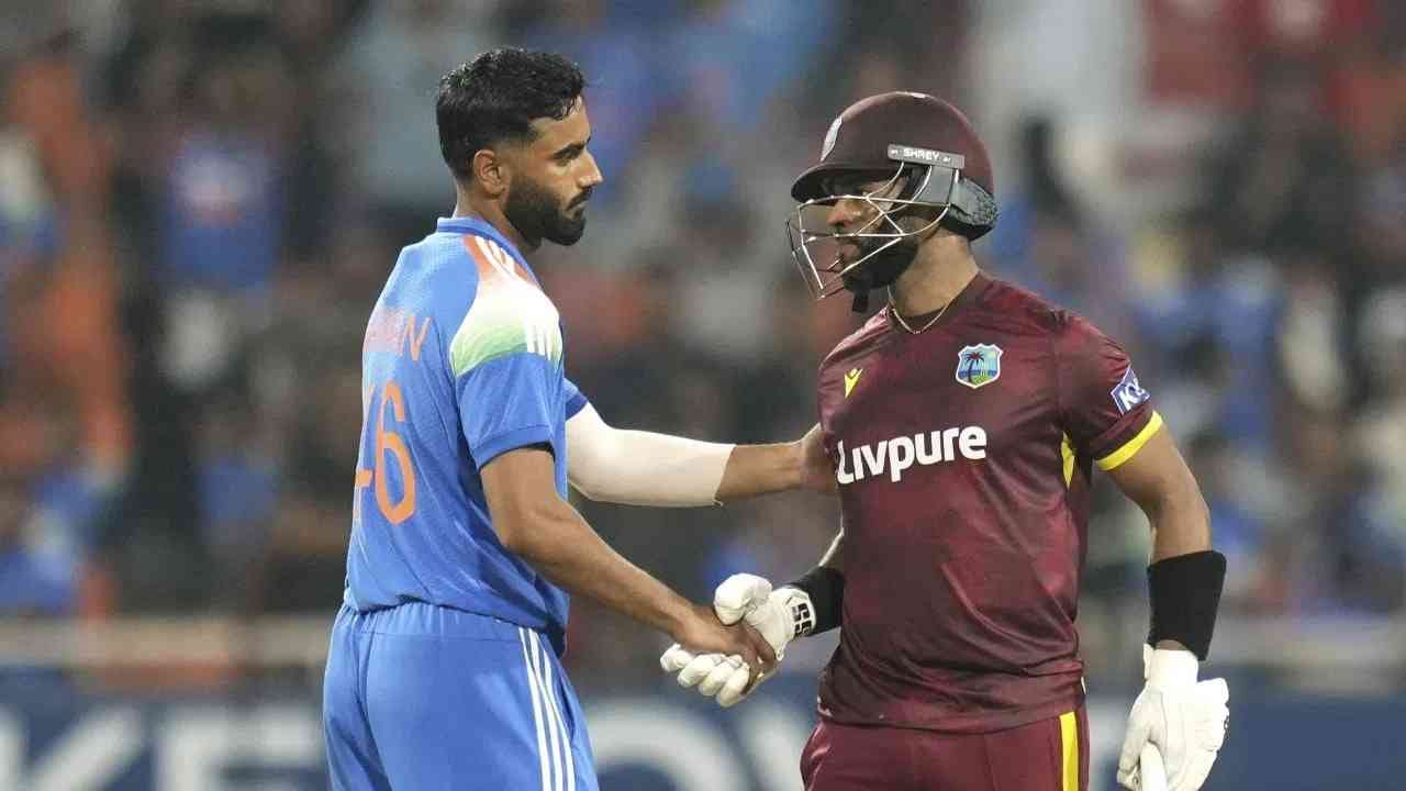 भारताविरुद्ध वनडे क्रिकेटमध्ये टारगेटचा पाठलाग करताना कुठल्याही फलंदाजाने खेळलेली ही सर्वात मोठी इनिंग आहे. होपने श्रीलंकेच्या तिलकरत्ने दिलशानचा 17 वर्षापूर्वीचा रेकॉर्ड मोडला. दिलशानने 2009 साली रन चेज करताना भारताविरुद्ध 160 धावा केल्या होत्या. (PHOTO CREDIT- PTI)