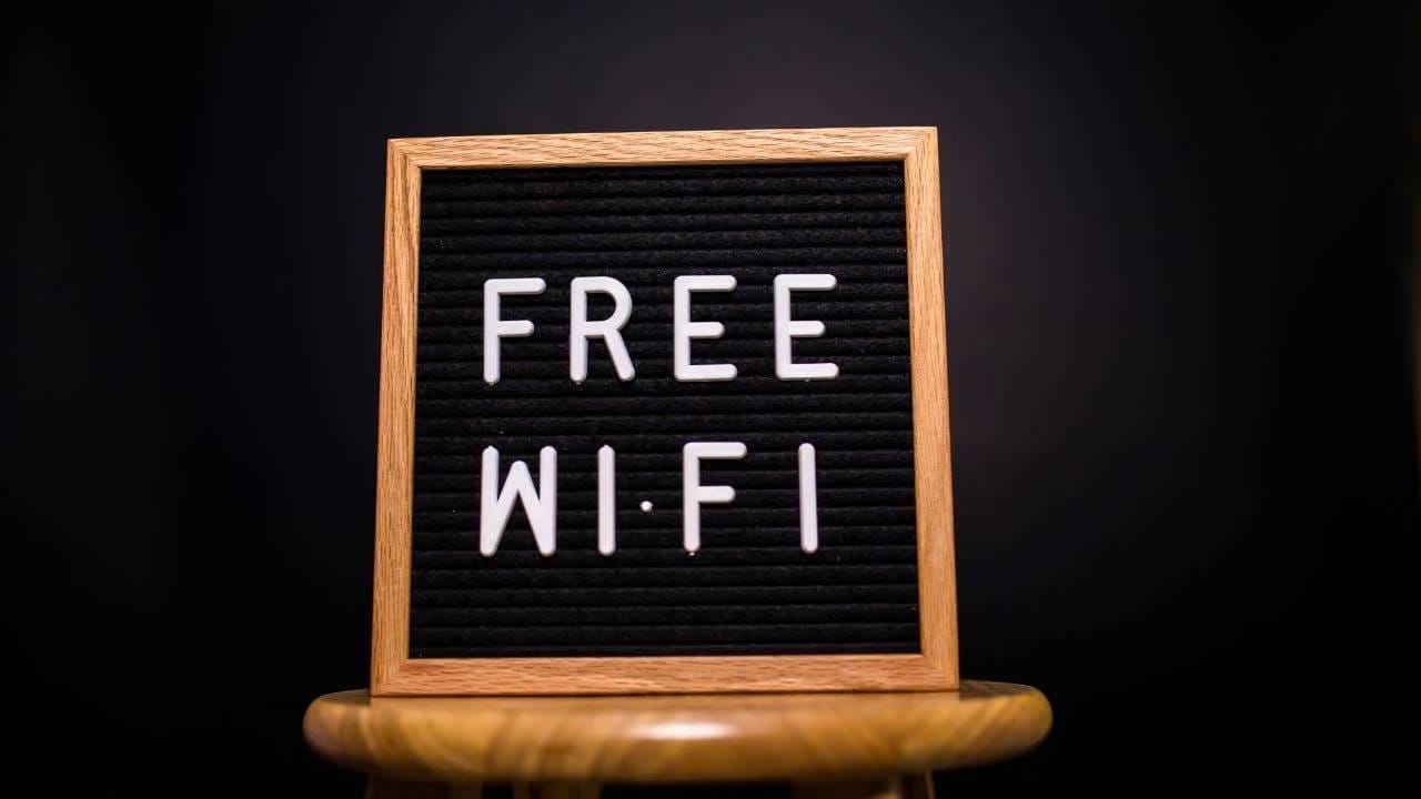 घरातून बाहेर पडताना Wi-Fi बंद करणं प्रत्येकासाठी अनिवार्य नाही. मात्र, सार्वजनिक ठिकाणी अनावश्यकपणे Wi-Fi सुरू ठेवण्याऐवजी गरजेनुसार त्याचा वापर करणं अधिक योग्य ठरू शकतं. अनोळखी किंवा सार्वजनिक नेटवर्कशी फोन आपोआप कनेक्ट होणार नाही, याची काळजी घ्या. कॅफे, हॉटेल किंवा विमानतळाचं Wi-Fi वापरताना नेटवर्कचं नाव संबंधित कर्मचाऱ्यांकडून चेक करून घ्या. अनोळखी नेटवर्कवर बँकिंग किंवा इतर महत्त्वाची कामं करणं टाळा.