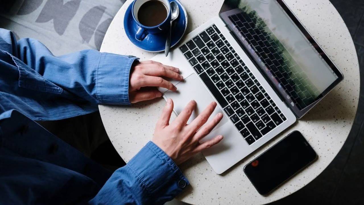 Wi-Fi सुरू असताना फोन काही परिस्थितींमध्ये बॅकग्राऊंडला आसपासच्या नेटवर्कचा शोध घेत राहतो. या प्रक्रियेसाठी काही प्रमाणात बॅटरी खर्च होऊ शकते. मात्र, प्रत्यक्ष बॅटरीचा वापर हा फोनचं मॉडेल, ऑपरेटिंग सिस्टिम आणि नेटवर्क स्कॅनिंगच्या पद्धतीवर अवलंबून असतो. जर तुम्ही घराबाहेर असाल आणि Wi-Fi इंटरनेटची आवश्यकता नसेल, तर ते बंद ठेवल्याने काही प्रमाणात बॅटरीची बचत होऊ शकते. विशेषतः दिवसभर प्रवास करताना किंवा चार्जिंगची सुविधा उपलब्ध नसताना हा पर्याय उपयोगी ठरू शकतो.