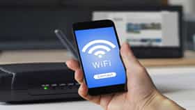 घराबाहेरही सुरू असतं मोबाईलचं Wi-Fi ? जाणून घ्या फायदे आणि धोके