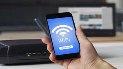घराबाहेरही सुरू असतं मोबाईलचं Wi-Fi ? जाणून घ्या फायदे आणि धोके.