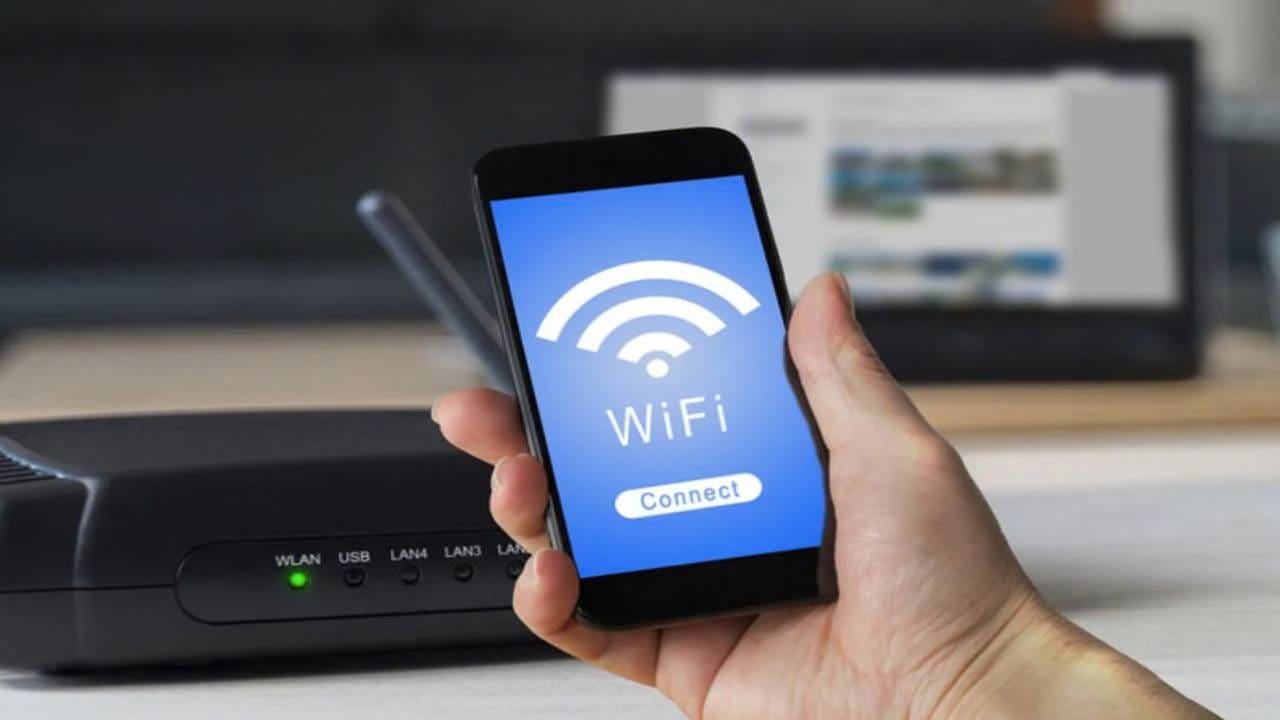 सायबर गुन्हेगारांकडून युजर्सची फसवणूक करण्यासाठी बनावट Wi-Fi नेटवर्क तयार केली जाऊ शकतात. ही नेटवर्क अधिकृत नेटवर्कसारखी दिसतील, अशी नावं त्यांना दिली जाऊ शकतात. उदाहरणार्थ, विमानतळावर ‘Airport Free Wi-Fi’ किंवा हॉटेलमध्ये ‘Hotel Guest Wi-Fi’ अशा नावाचं बनावट नेटवर्क तयार केलं जाऊ शकतं. वापरकर्त्याने अशा नेटवर्कशी कनेक्ट झाल्यास त्याला बनावट लॉगिन पेजवर पाठवलं जाण्याची शक्यता असते. या पेजवर ई-मेल आयडी, पासवर्ड किंवा इतर संवेदनशील माहिती भरल्यास तिचा गैरवापर होऊ शकतो. त्यामुळे सार्वजनिक Wi-Fi वापरण्यापूर्वी संबंधित नेटवर्क अधिकृत असल्याची खात्री करून घ्या. शक्यतो अनोळखी नेटवर्कवर बँकिंगसारखी संवेदनशील कामं करणं टाळा.