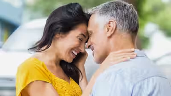 प्रेमाला वयाचे बंधन नसते. आयुष्याच्या कोणत्याही टप्प्यावर एखाद्या व्यक्तीबद्दल प्रेम, आकर्षण किंवा भावनिक जवळीक निर्माण होऊ शकते. विशेषतः वयाच्या 40 वर्षांनंतर काही महिलांच्या आयुष्यात भावनिक आणि शारीरिक बदल घडू लागतात.