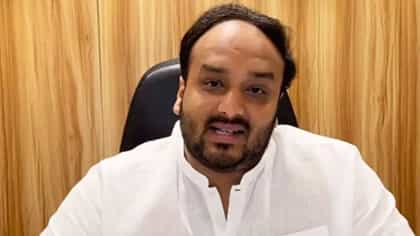 पवारांनी मुंबईत डाव टाकला, NCP कडून झिशान सिद्दीकींवर मोठी जबाबदारी.