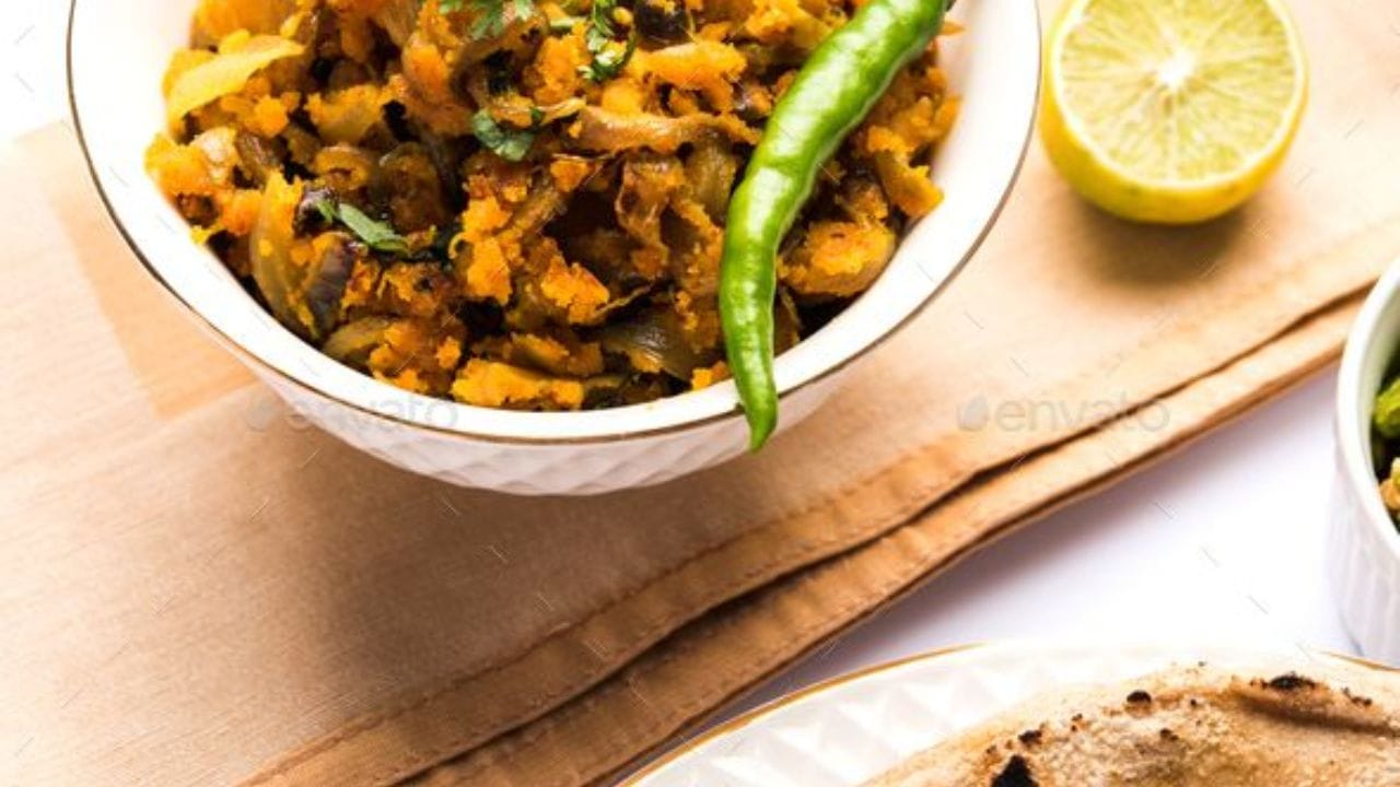 झुणका शिजताना तो सतत ढवळत राहणं महत्त्वाचं आहे. सुरूवातीला मिश्रण थोडं ओलसर दिसेल, पण काही वेळाने बेसन शिजून घट्ट होऊ लागेल. झुणका कढईला चिटकू नये म्हणून मंद ते मध्यम आचेवर ढवळत राहा.