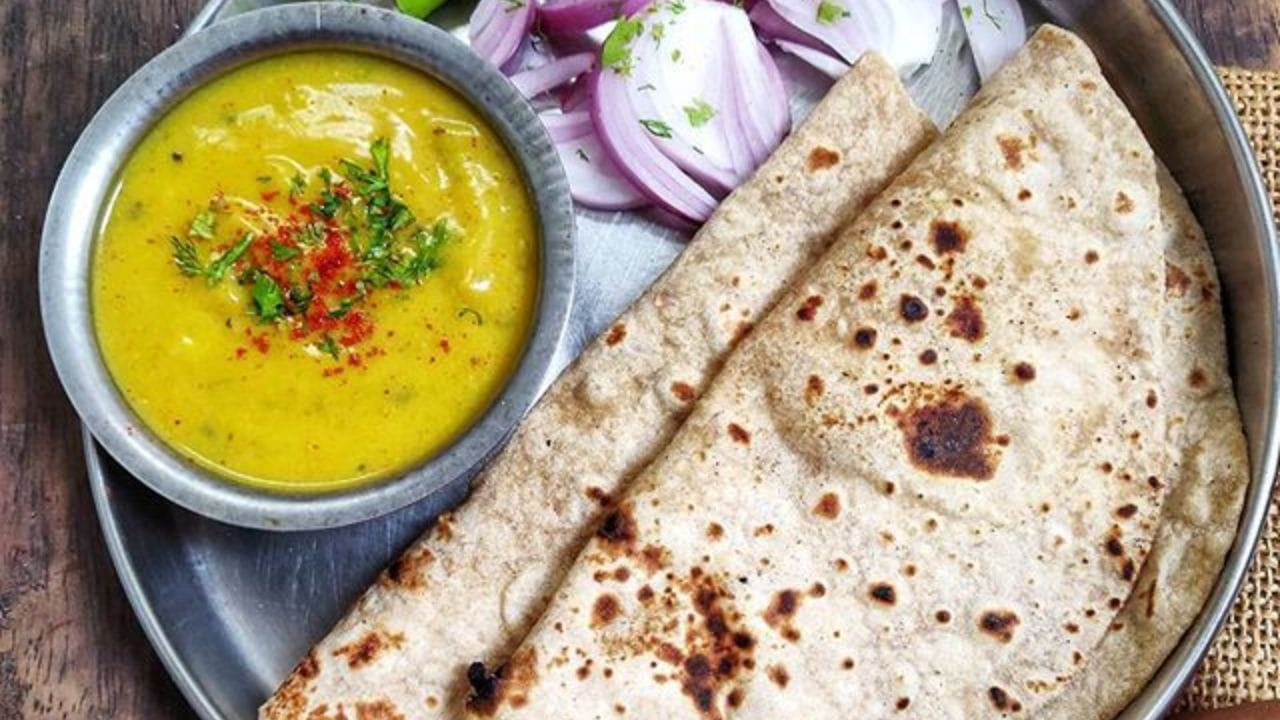कांदा मऊ होईपर्यंत परतून घ्या. त्यानंतर हळद आणि मीठ घाला. आता तयार केलेलं बेसनांच मिश्रण कढईत ओता आणि लगेच ढवळायला सुरूवात करा.