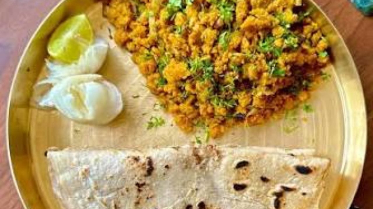 कढईत तेल गरम करा. त्यात मोहरी,जिरे, हिंग घाला. फोडणी तडतडली की त्यात बारीक चिरलेला लसूण आणि हिरव्या मिरच्या घाला.त्यानंतर बारीक चिरलेला कांदा घाला.