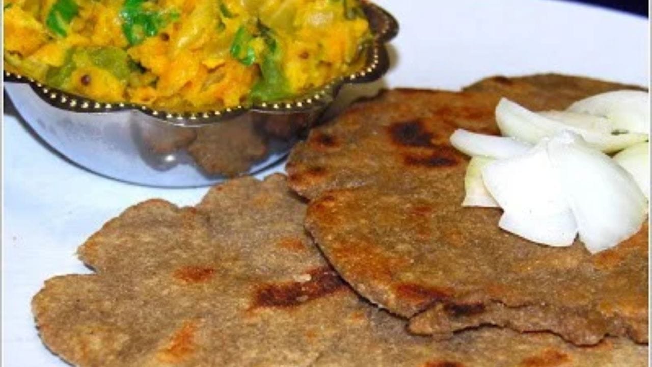 सगळ्यात आधी बेसन घेऊन त्यात थोडं पाणी घाला. गुठळ्या होणार नाहीत अशा पद्धतीने ते नीट कालवून घ्या. मिश्रण फार पातळ किंवा घट्ट ठेवू नका.