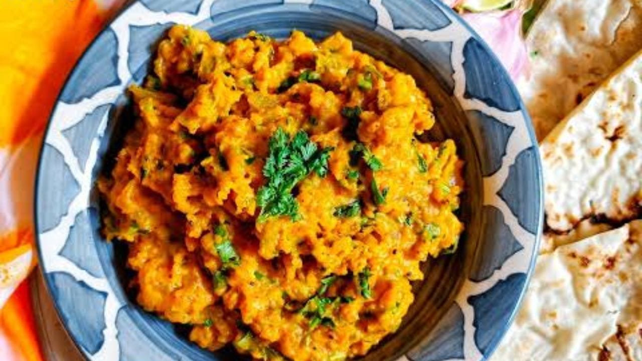 साहित्य : झुणक्यासाठी बेसन, कांदा, हिरव्या मिरच्या, लसूण, मोहरी, जिरे, हिंग, हळद, मीठ, तेल,कोथिंबीर, पाणी  भाकरीसाठी : ज्वारीचं पीठ, मीठ, पीठ मळण्यासाठी गरम पाणी 